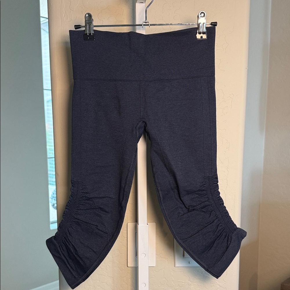 LULULEMON womens high waisted knee length training running leggings sz4